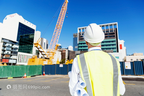 藍圖上的建設(shè)者 工程師與建筑工人在施工一線的交響曲